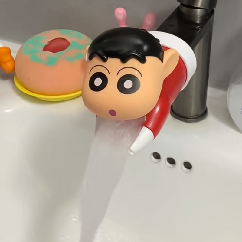 Kitchen Appliances And Utensils - クレヨンしんちゃんの可愛いデザインの、水しぶき防止機能付き蛇口エクステンダー。キッチンやバスルームのシンクに取り付けて、節水効果を実現。